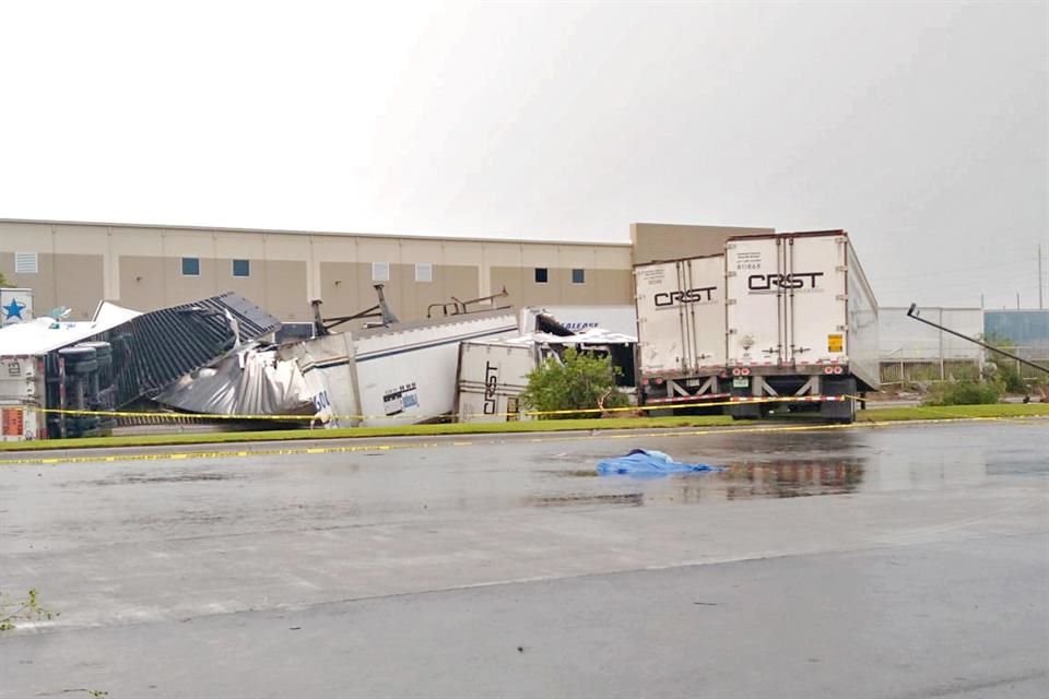 Una mujer falleció en un parque industrial de Apodaca al golpearse con un anuncio.