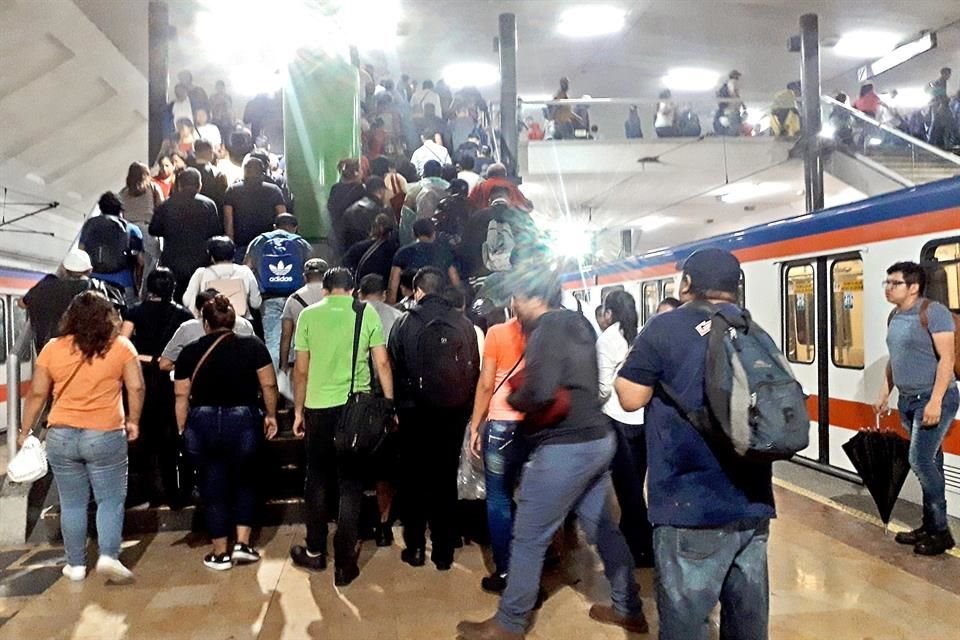 Con el recorte de horarios en el transporte, incluyendo al Metro, se han registrado aglomeraciones de usuarios.