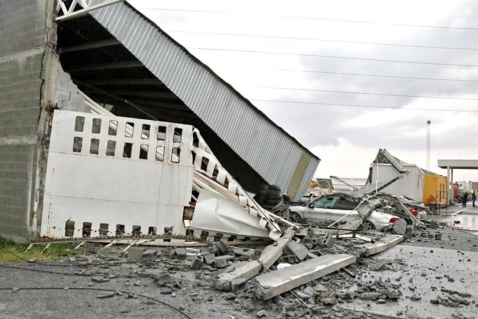 Un portón y la barda perimetral de una línea de tráileres fueron derribadas por los fuertes vientos.