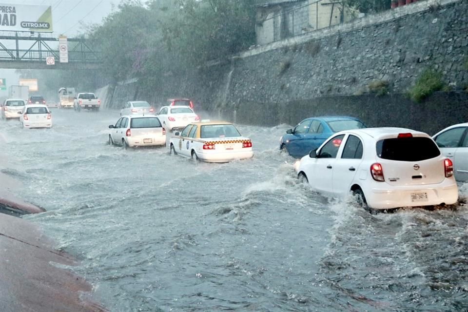 La Avenida Morones Prieto se inundó ayer en algunos tramos.