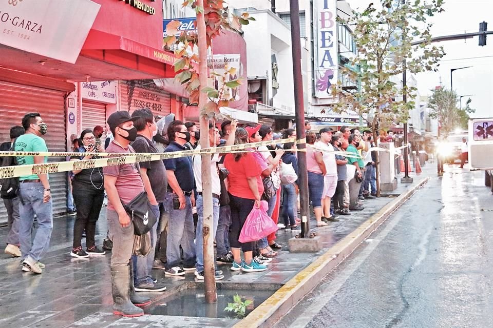 La caída de la marquesina atrajo a decenas de 'mirones', que no respetaron la distancia entre sí. 