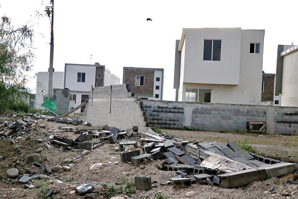 z Árboles y bardas perimetrales fueron derribados por las lluvias y los vientos en diferentes sectores de la Ciudad.