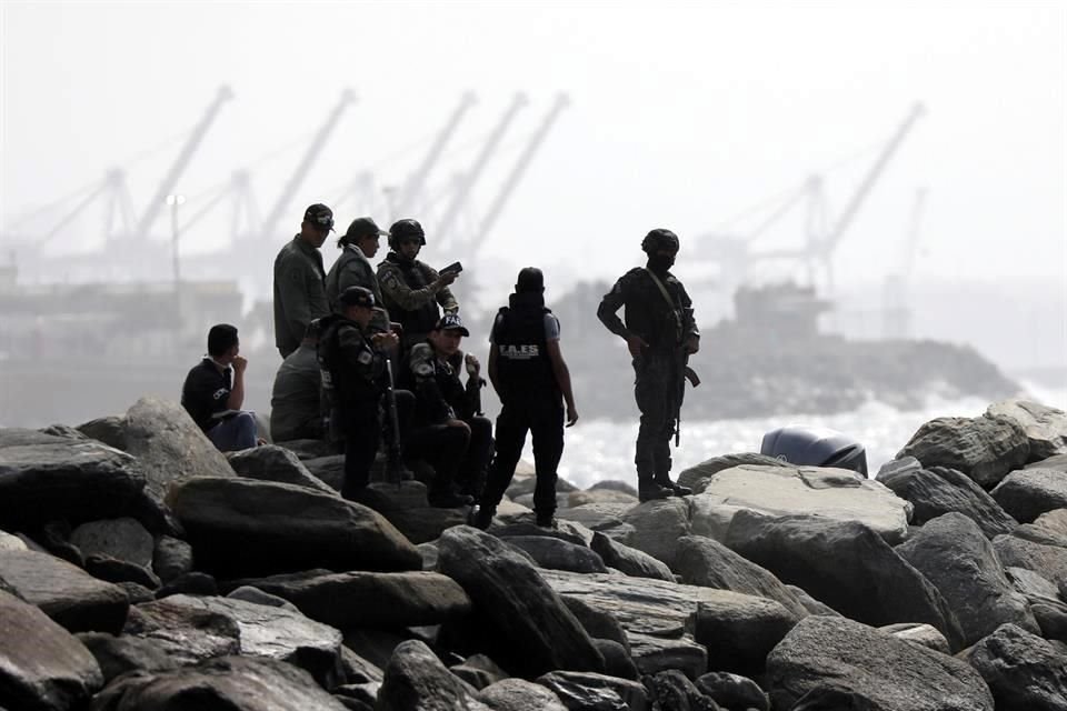 Miembros de fuerzas especiales en la costa, luego del anuncio de Venezuela de que frustró la incursión.