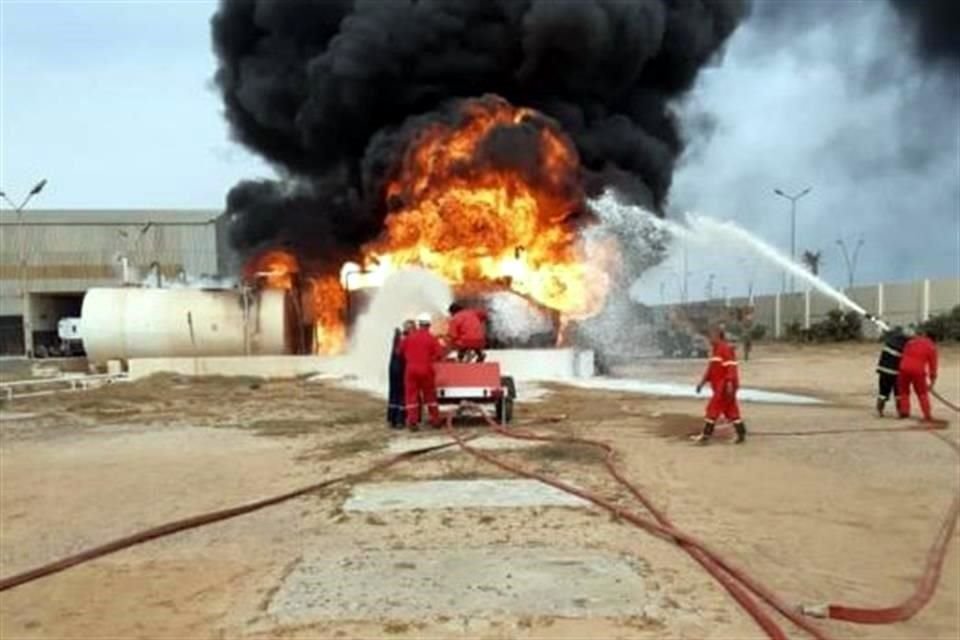 Los bomberos contuvieron las llamas producidas por los tanques de combustible.