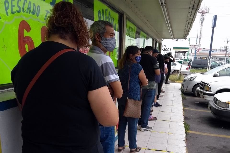 Clientes de una carnicería en la Avenida Bonifacio Salinas, en Guadalupe, hacen fila para entrar al negocio.