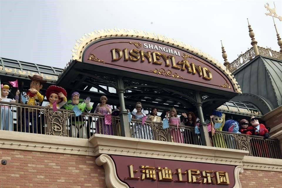 Tras más de tres meses cerrado por Covid-19, Disneyland Shanghái abrió puertas de nuevo y es primer parque de Disney que retoma actividad.