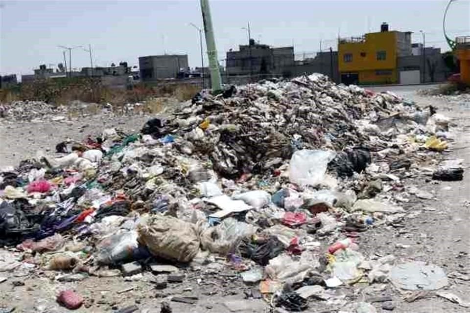 Los desperdicios dejados en un tramo de Río de los Remedios desprenden hedor, entre la basura hay animales muertos y también es tirado cascajo.