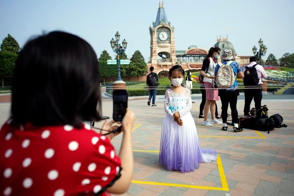 El parque puso marcas para que los visitantes respeten el distanciamiento social.