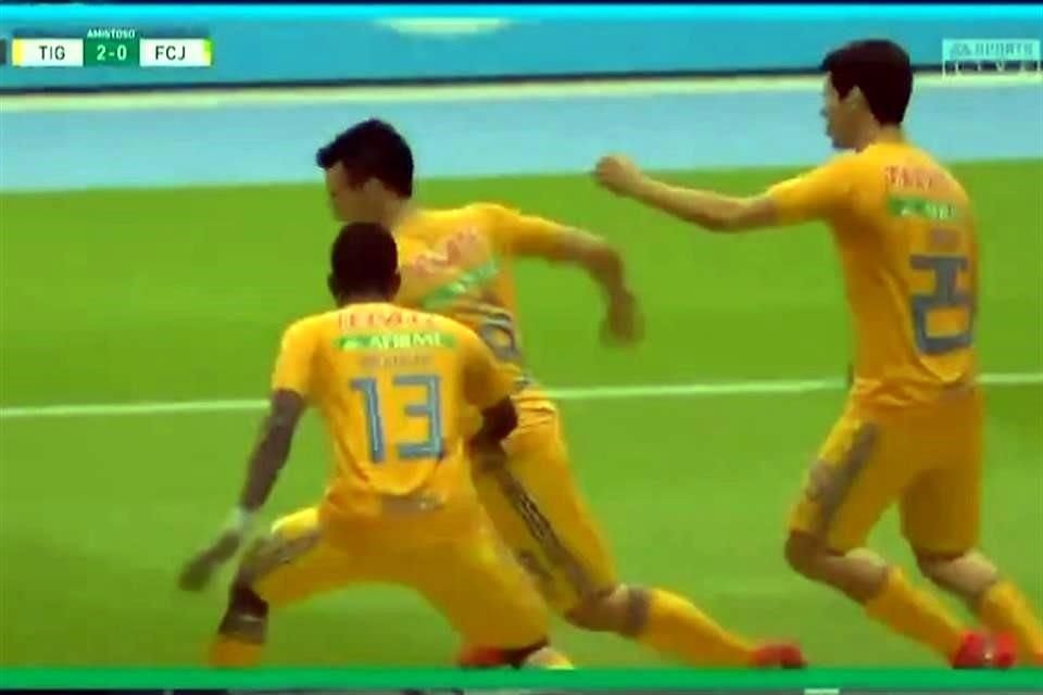 Eduardo Vargas marcó un triplete en el partido.