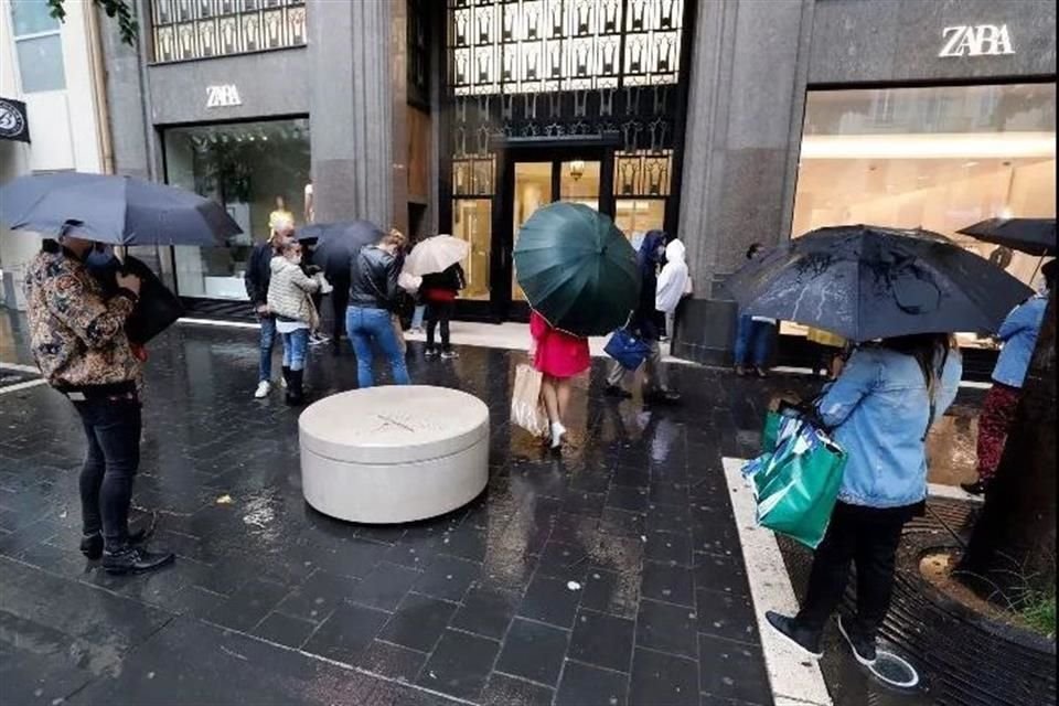 A pesar de la lluvia los clientes esperaron afuera de una sucursal en Burdeos.