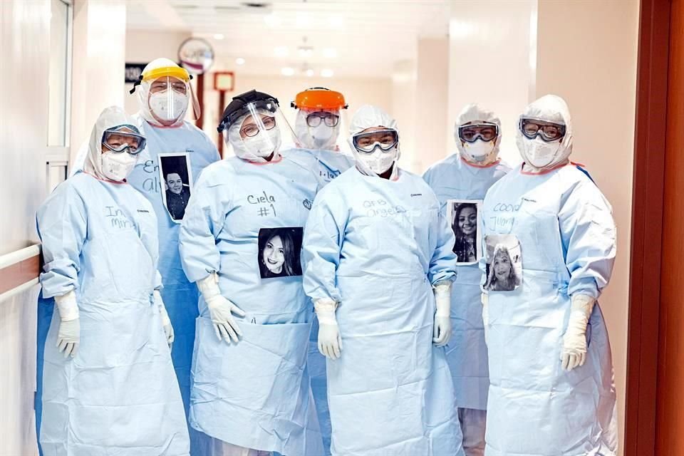 Enfermeros de Terapia Intermedia del Hospital  San José-TecSalud muestran sus nombres  y retratos para que los pacientes puedan identificarlos.