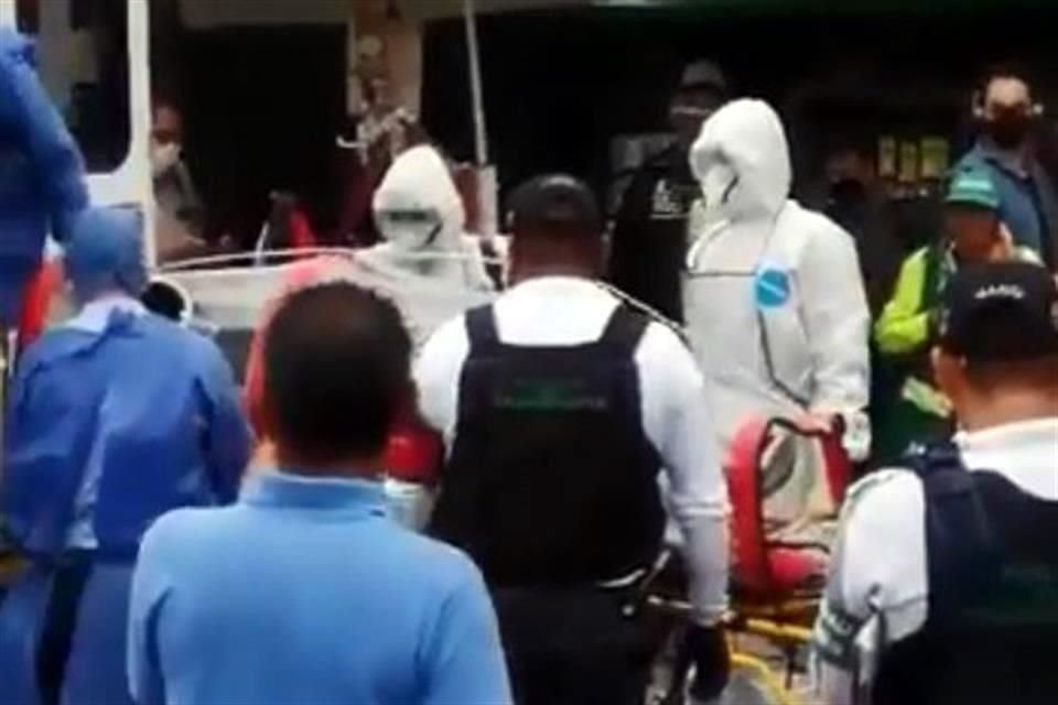 Personas de la Policía de estación colaboraron en el traslado, aunque no usaron protección.