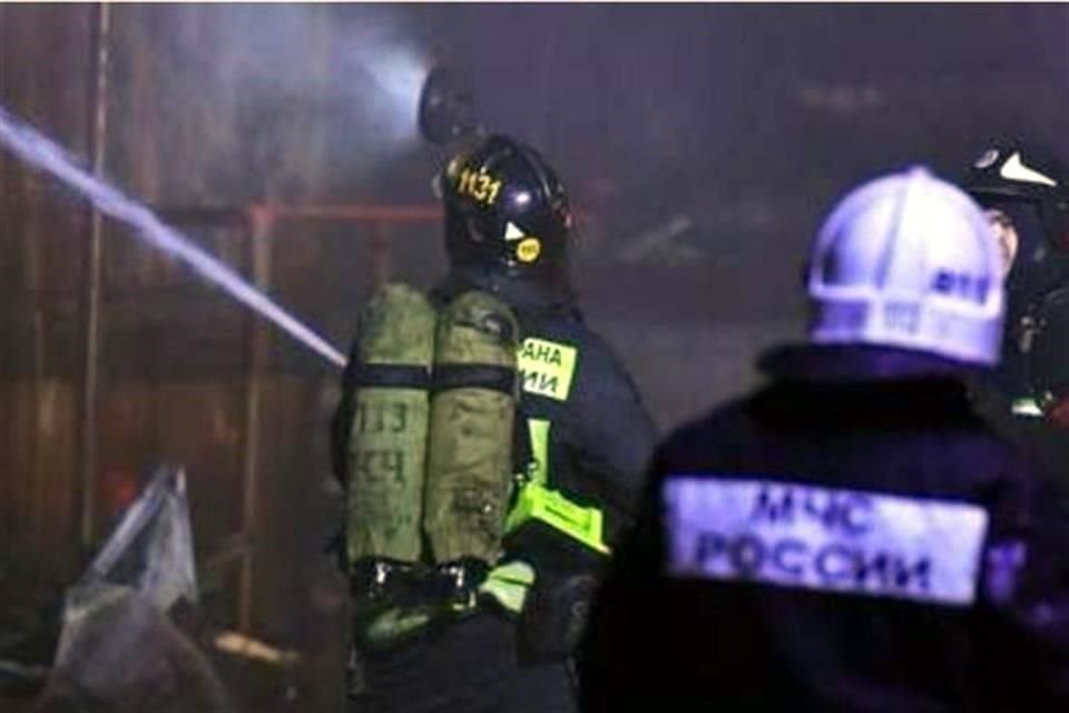 Cinco pacientes con Covid-19 murieron en incendio en hospital en Rusia debido a posible cortocircuito en ventilador para tratar virus.