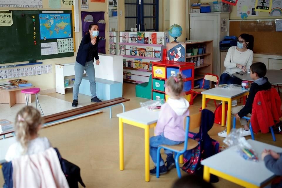 Una profesora, usando mascarilla, imparte clase en la escuela privada Saint-Sebastien-sur-Loire, cerca de Nantes, durante su reapertura.