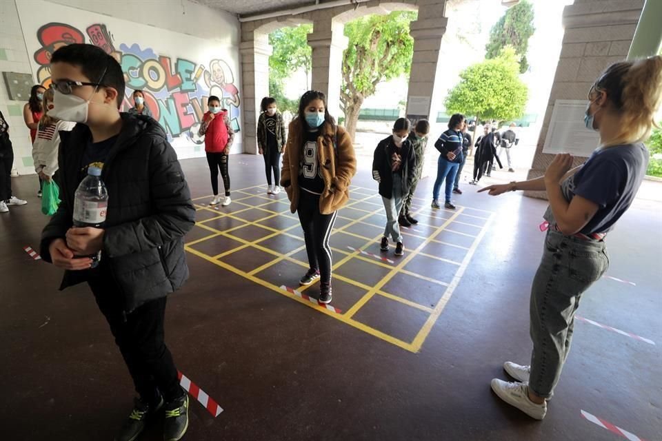 Estudiantes de primaria hacen fila con distancia social al entrar a la escuela Simone Veil en Niza.