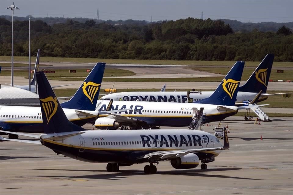 En marzo de 2019, Ryanair dijo que estaba manteniendo conversaciones preliminares con Airbus sobre un pedido de 100 ejemplares del A321 y que quería tener una flota mixta de Boeing y Airbus.