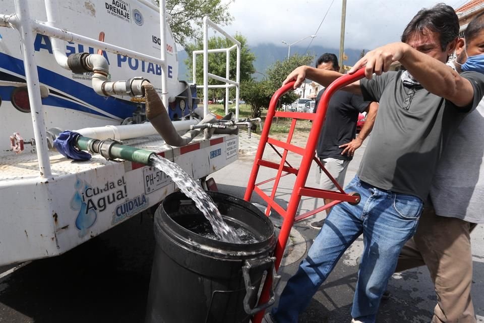 Ante la falta de agua, trabajadores de Agua y Drenaje de Monterrey abastecieron con pipas a los vecinos afectados. 