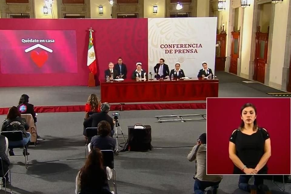 A la conferencia nocturna acudieron enfermeras con motivo de su día.