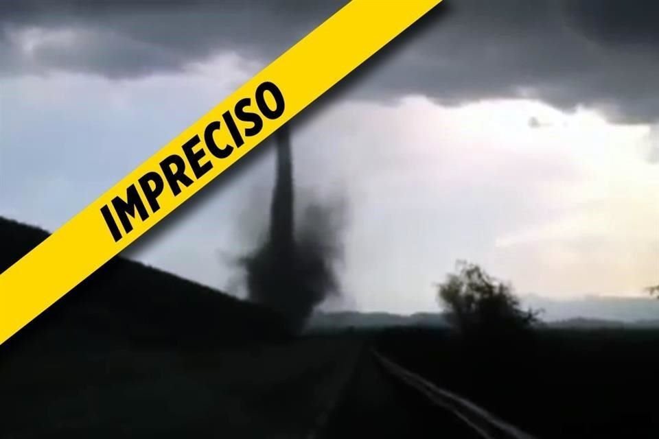 Dos jóvenes regias captaron un tornado en marzo de 2012 cuando viajaban en la Autopista Monterrey-Nuevo Laredo. Las imágenes han sido retomadas y difundias como si fueran recientes.