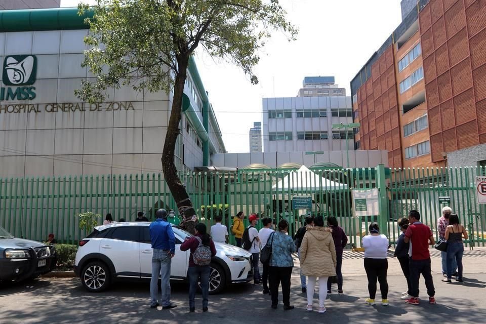 Personas acuden a buscar ayuda en hospitales de la CDMX con marcados síntomas de Covid-19, pero son rechazados debido a la saturación.
