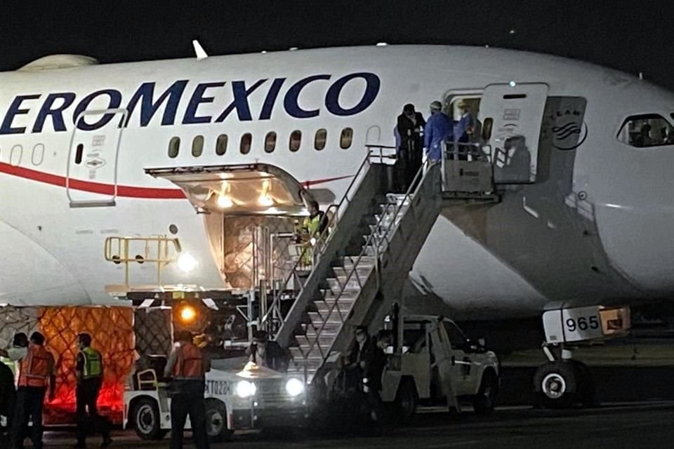 El décimo vuelo del puente aéreo Shanghái-México arribó esta noche a la CDMX, por primera vez con 48 respiradores para atender Covid-19.