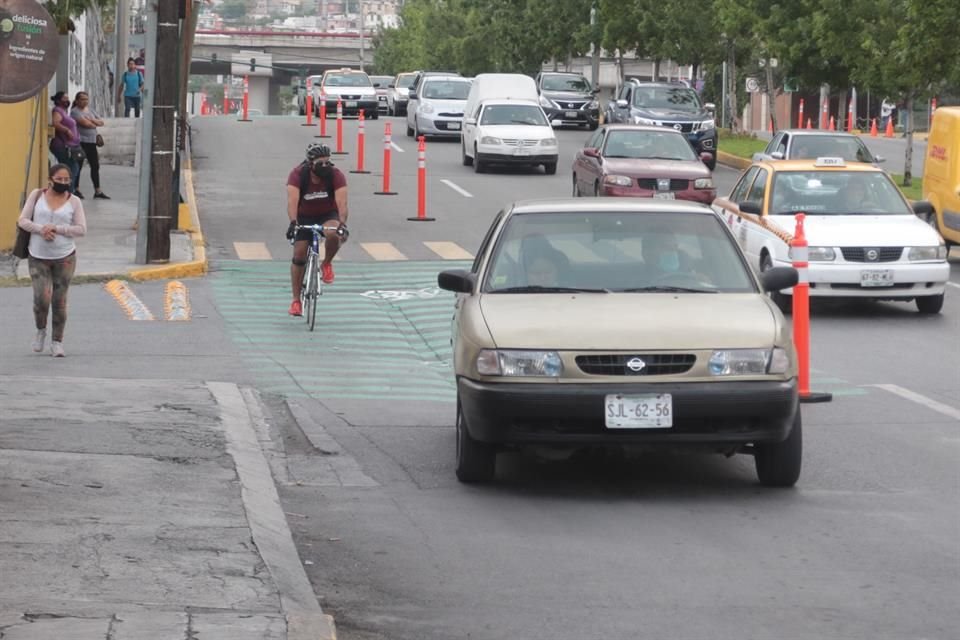 En el caso de San Pedro, por la mañana fueron vistos trabajadores usando los carriles confinados, que por momentos fueron invadidos por algunos conductores.<br>