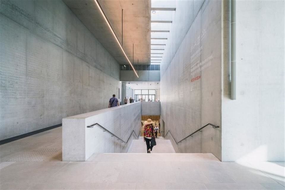 Superficies texturizadas, en particular los muros de concreto liso, caracterizan los espacios interiores.