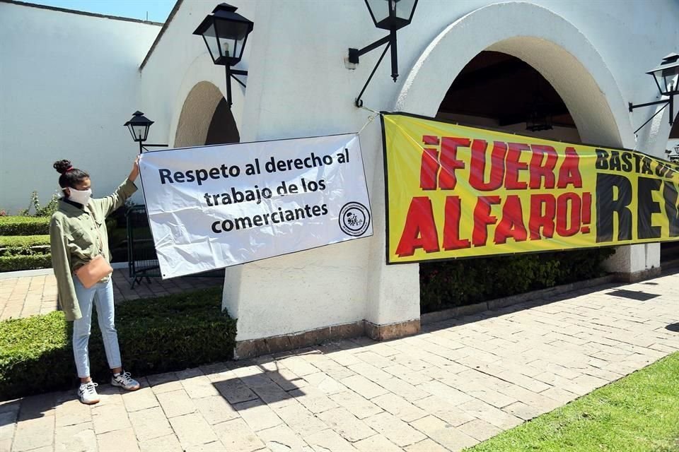 Los manifestantes exigieron que el Gobernador autorice la reanudación gradual de actividades.