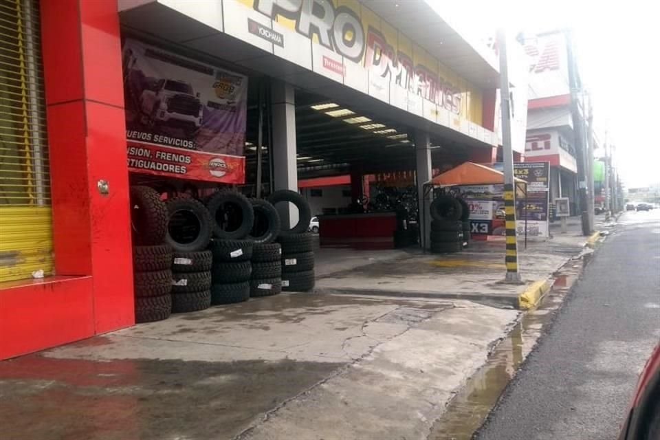 Los negocios reabrieron, aunque no registraban la llegada de clientes.