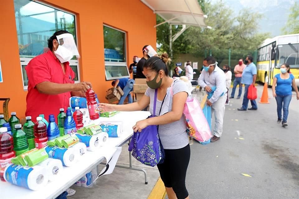 Entrega de despensas de parte del Instituto Nuevo Amanecer