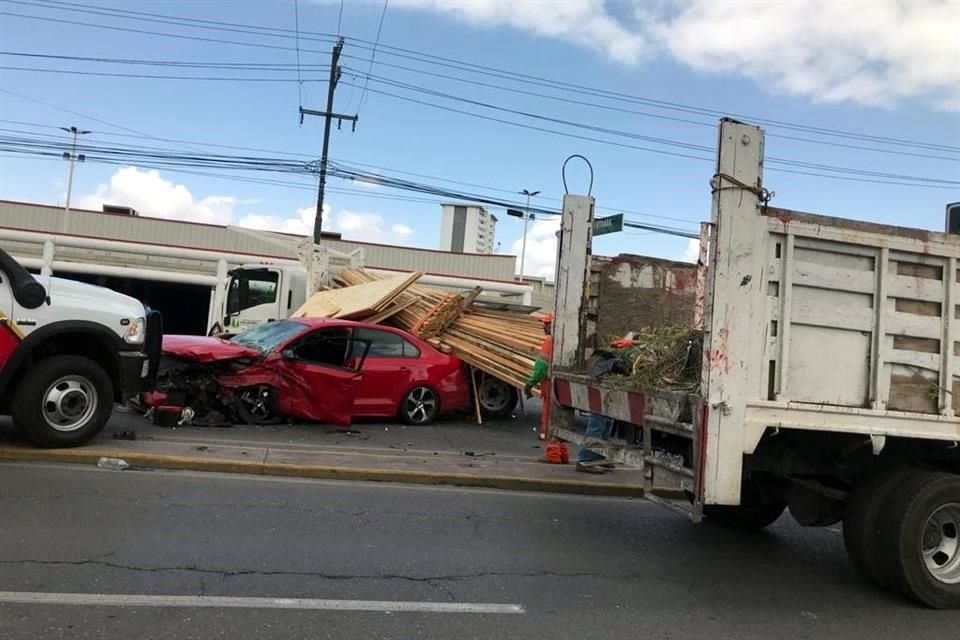  El auto Jetta conducido por Cindy González terminó estrellándose contra un camión que transportaba madera.