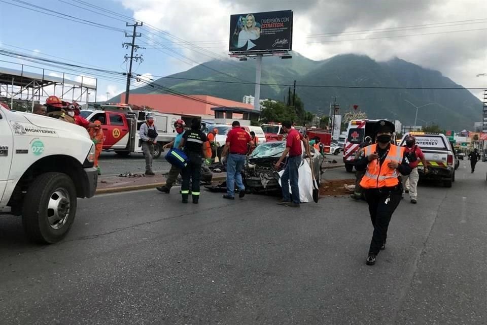 Un choque en el que participaron dos autos y un camión de carga dejó al menos dos personas heridas y un fuerte congestionamiento en el paso a desnivel de la Avenida Revolución y José Alvarado.