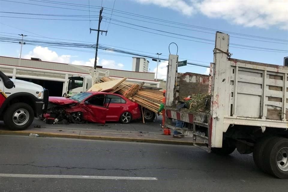 El percance ocurrió a la altura del centro comercial Nuevo Sur.