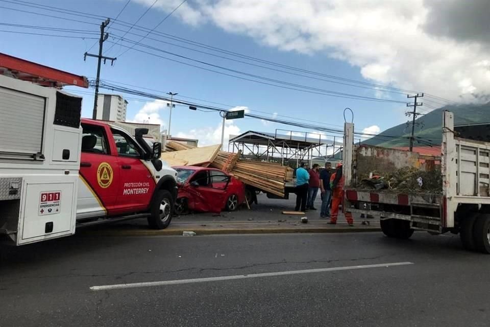 Según las primeras investigaciones de Tránsito de Monterrey, el conductor de un auto Mazda, identificado como Javier Edmundo López Delgado, perdió el control al circular por Revolución hacia el sur