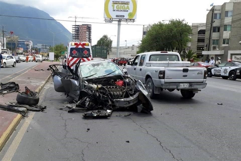 Brincó el camellón central y se impactó contra un auto Jetta que iba en sentido contrario y posteriormente contra el camión de carga.