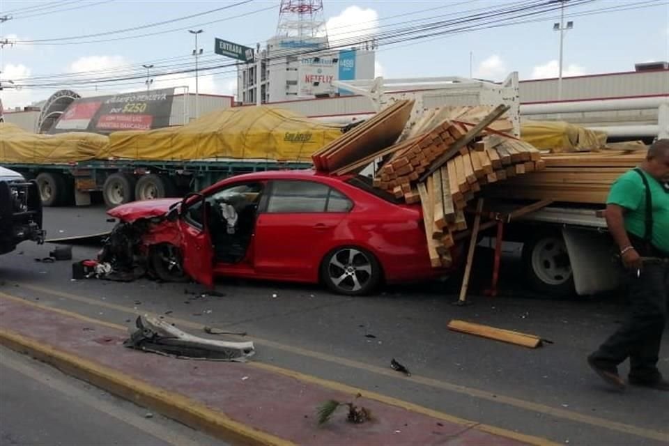 Debido al percance, parte de la carga de barrotes de madera que llevaba el camión cayó sobre uno de los vehículos.