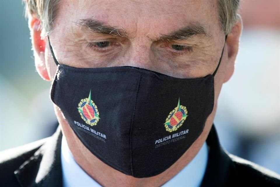 El Presidente de Brasil, Jair Bolsonaro, usa mascarilla durante una rueda de prensa este jueves.