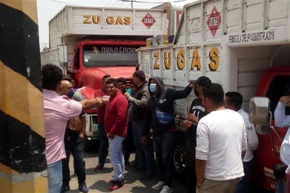 En pandilla los inconformes amedrentaron al personal de Unigas por bajar sus precios.