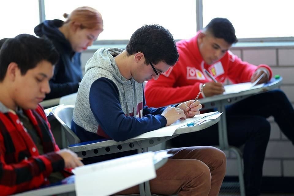 La población de escasos recursos es la más afectada, ya que es la principal usuaria de la cerámica tradicional vidriada con plomo y tienen menos mecanismos para compensar sus efectos adversos en la salud.