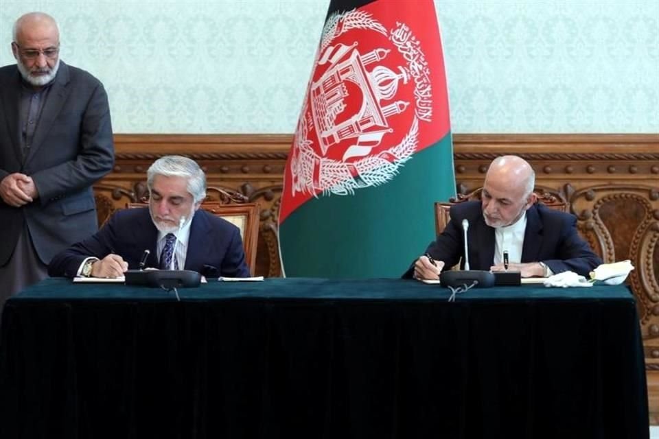 Ashraf Ghani (derecha) y Abdullah Albdullah (centro) firmaron el pacto político al interior del palacio presidencial de Kabul.