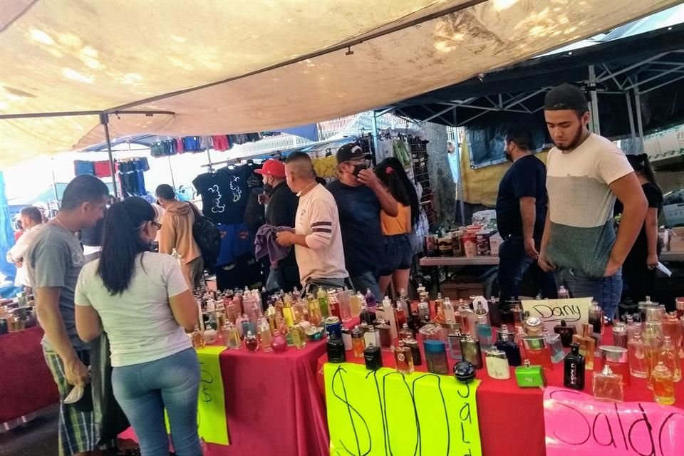 Comercian con normalidad en el tianguis En Baratillo, pese a restricciones por contingencia sanitaria