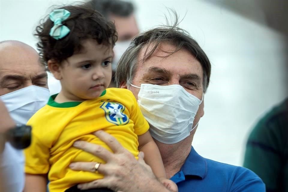 Bolsonaro se fotografió junto a niños durante la manifestación de este domingo, en plena desobediencia a los consejos sanitarios.