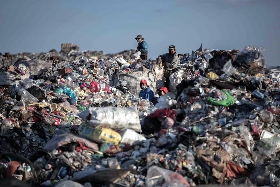 Durante la pandemia, el fotógrafo mexicano Santiago Arau ha retratado diversas escenas en CDMX y Edomex, desde calles vacías hasta sitios donde vivir sobre la basura es sinónimo de hogar.