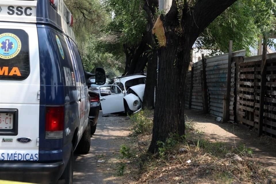 Tras el impacto, la mujer quedó prensada al interior de su Volkswagen sedán blanco.