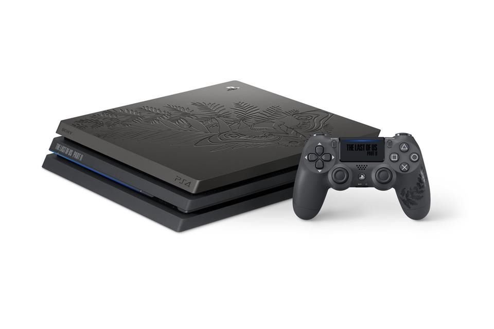 La consola tiene grabado el tatuaje de Ellie, diseño que según Naughty Dog se ha convertido en el símbolo de la comunidad y del juego.