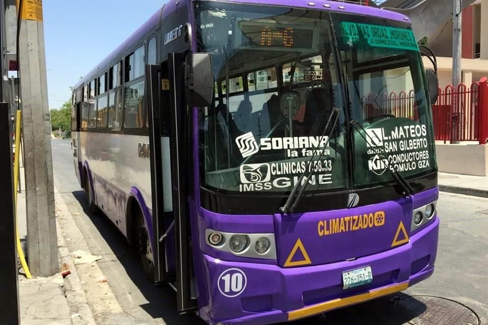 Operadores de camiones urbanos comentaron que la instrucción que les dieron en sus empresas es trabajar en un horario corrido, hasta las 22:00 horas.