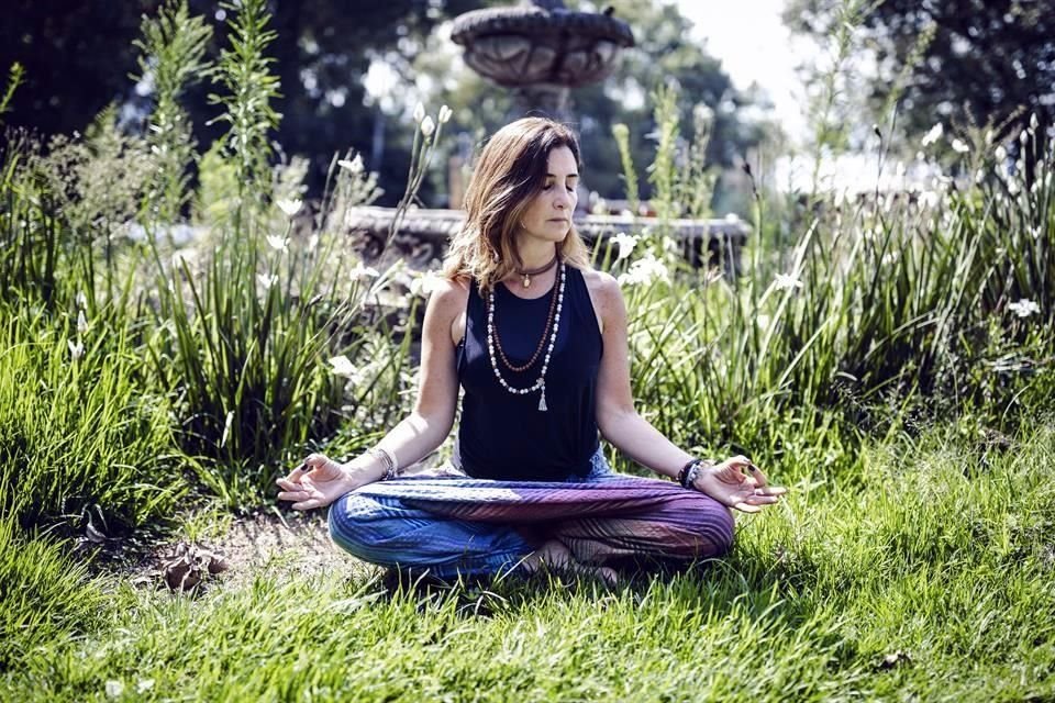 Ale Quintero practica yoga en casa para equilibrar su salud física y mental