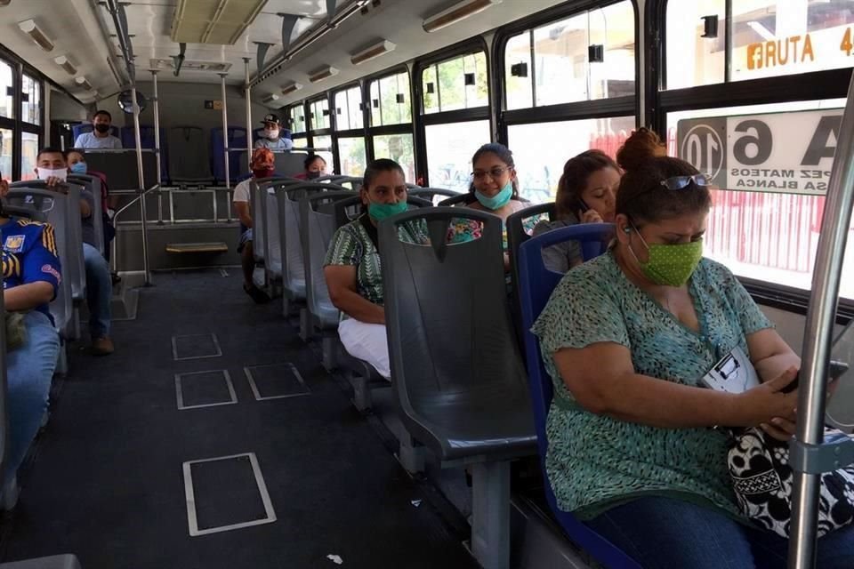 Durante varias semanas el transporte público mantuvo recortes en los horarios.