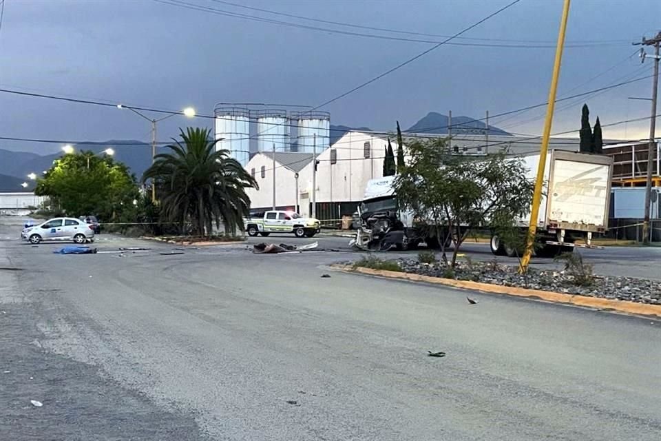 El accidente fue reportado alrededor de las 19:30 horas en el cruce de la calle Níquel y la Avenida Humberto Lobo, en la Colonia Parque Industrial Mitras.
