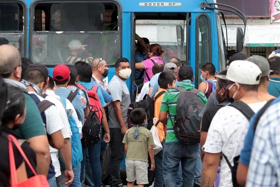Usuarios de rutas urbanas en San Bernabé tuvieron que hacer largas filas para abordar los camiones de la Ruta 310.